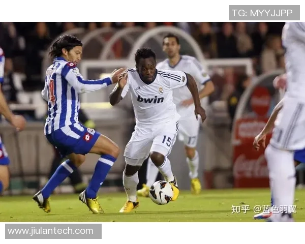 绰号野牛的足球明星如何在绿茵场上展现无与伦比的力量与技巧 绰号野牛的足球明星如何在绿茵场上展现无与伦比的力量与技巧