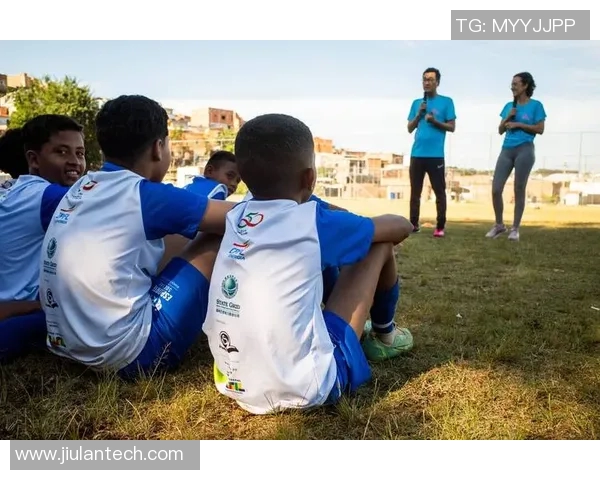 胖胖的足球明星在绿茵场上的搞笑瞬间与精彩表现 胖胖的足球明星在绿茵场上的搞笑瞬间与精彩表现